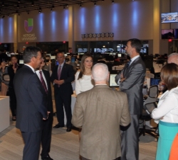Don Felipe y Doña Letizia durante su recorrido por las instalaciones de la sede de UNIVISIÓN